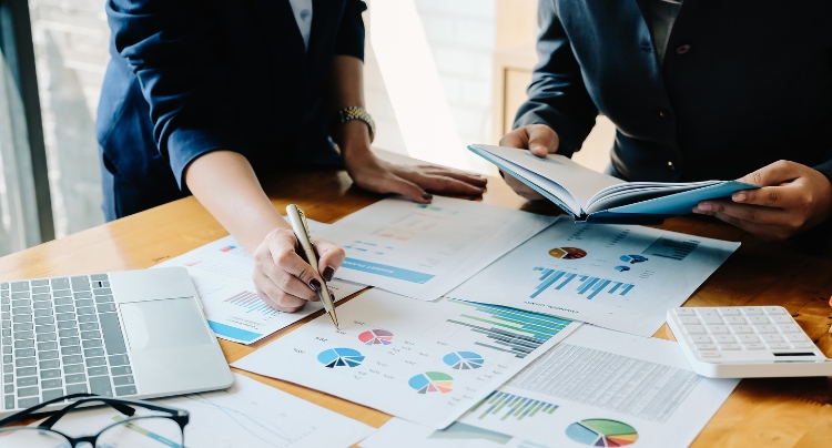 Business owner and HR advisor reviewing strategic HR goals on a whiteboard