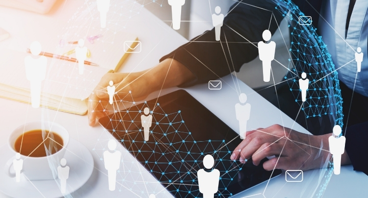 HR advisor presenting risk management strategies on a laptop