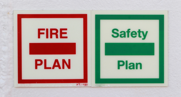 Supervisor and employee having a one-on-one performance review